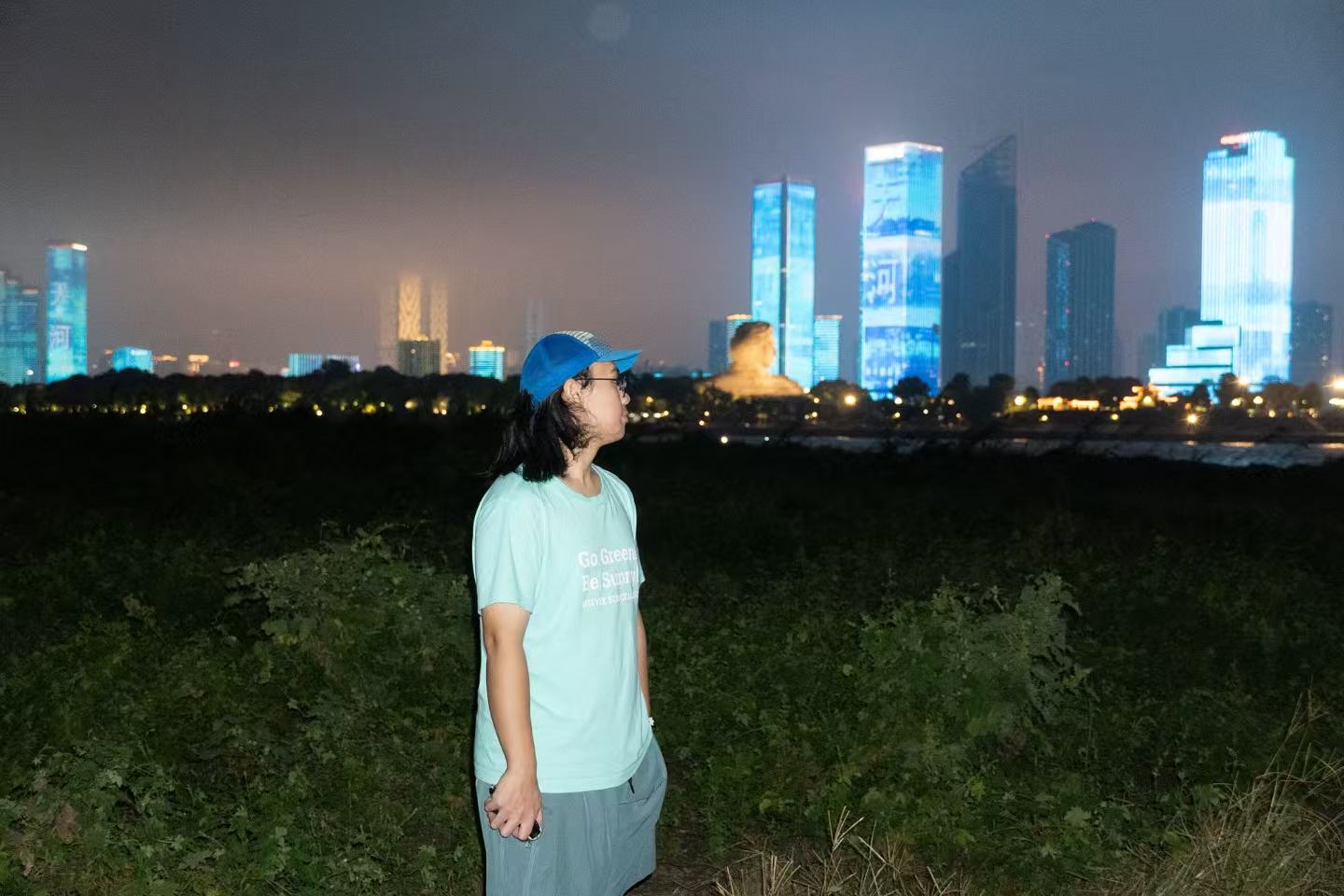 夜晚城市景观中的人像
